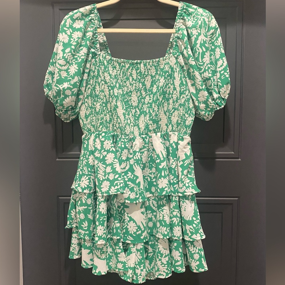 Women’s Entro Green and White Puff Sleeve Smocked Shorts Romper Large